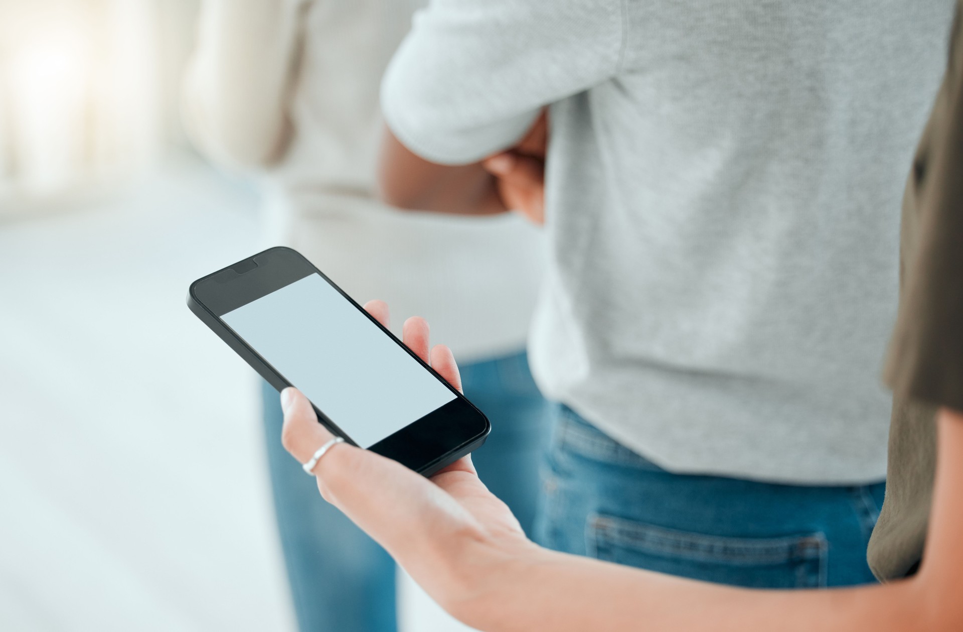 Foto recortada de una mujer irreconocible de pie y usando su teléfono celular durante la terapia