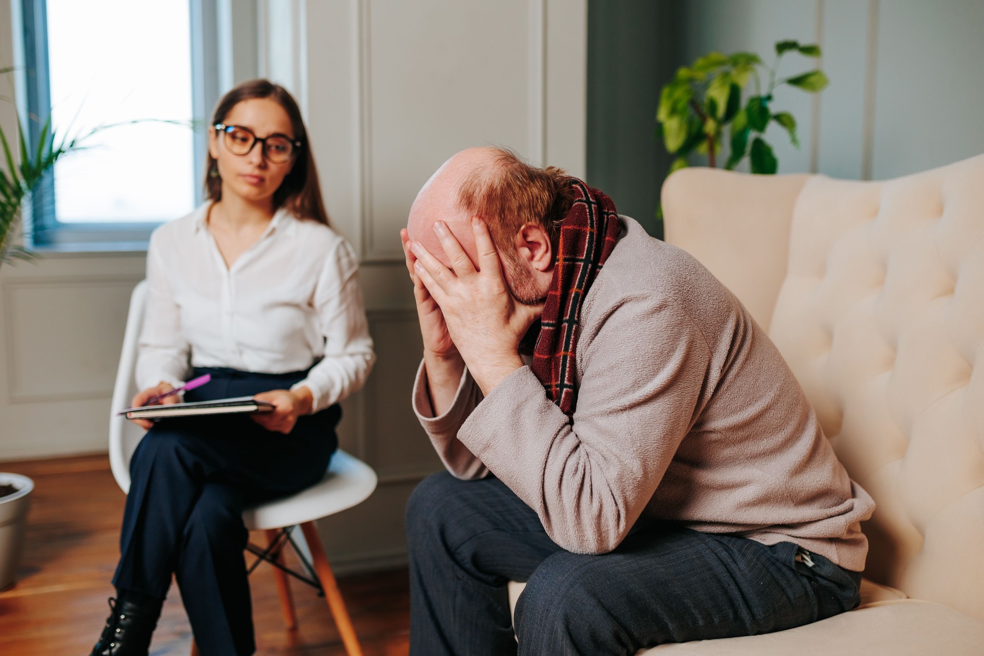 Hombre expresando angustia durante una sesión de consejería en una oficina moderna
