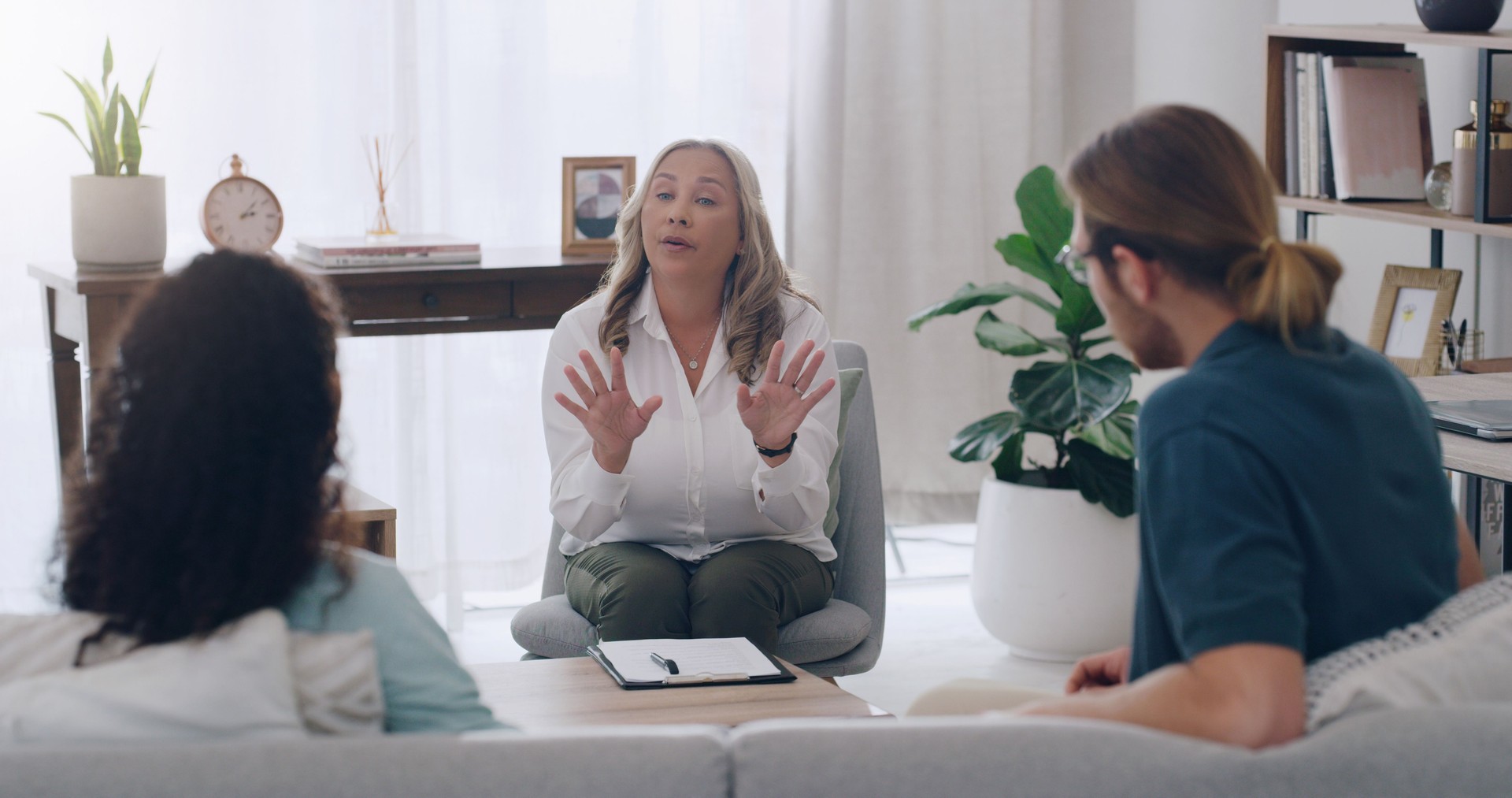 Terapia, mujer de negocios y conversación de matrimonio en pareja en la oficina moderna. Terapeuta profesional, hombre casado y mujer Consultoría de relaciones familiares Comunicación en empresa Psicólogo Lugar de trabajo