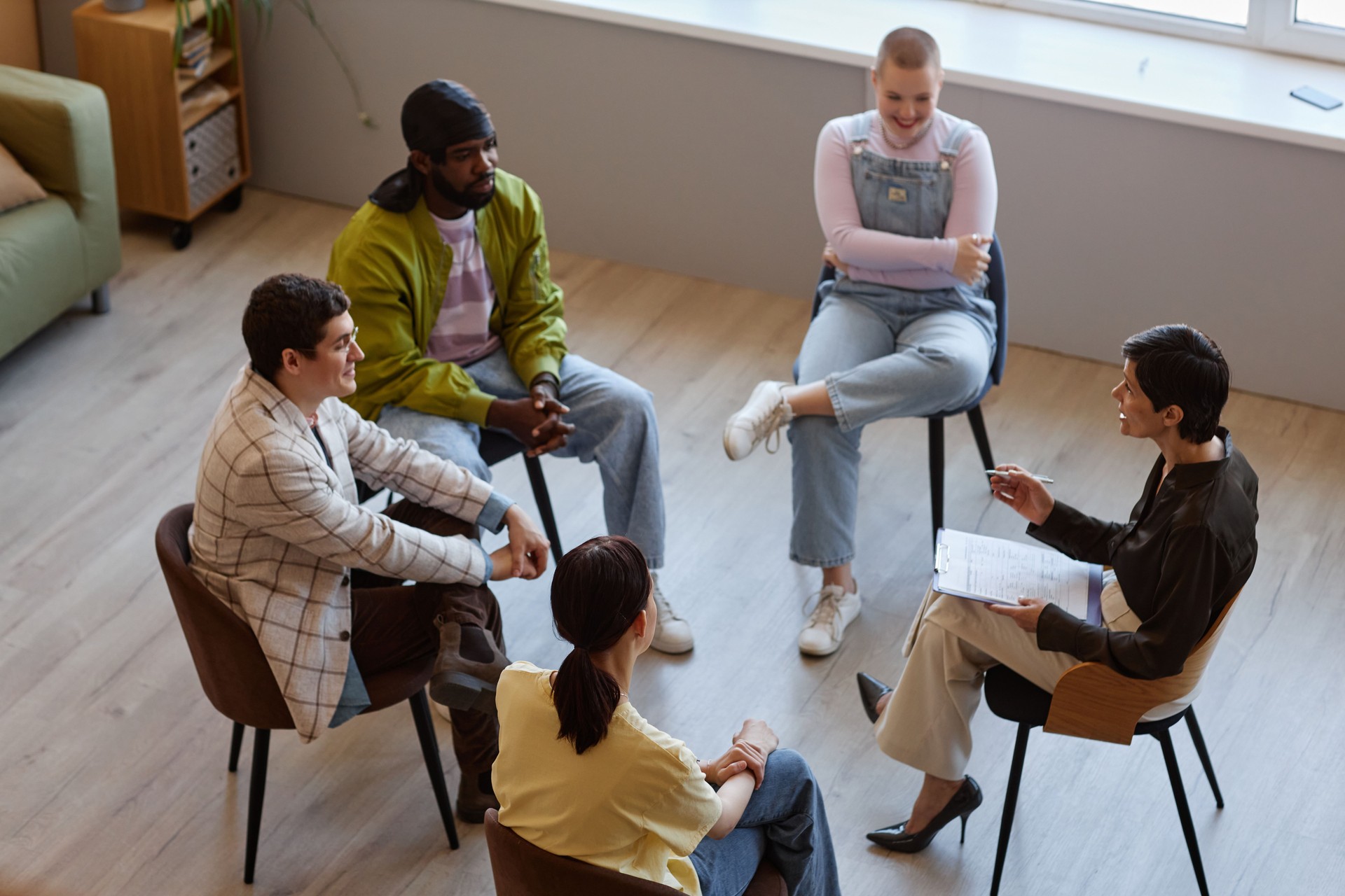 Grupo de personas hablando con especialista
