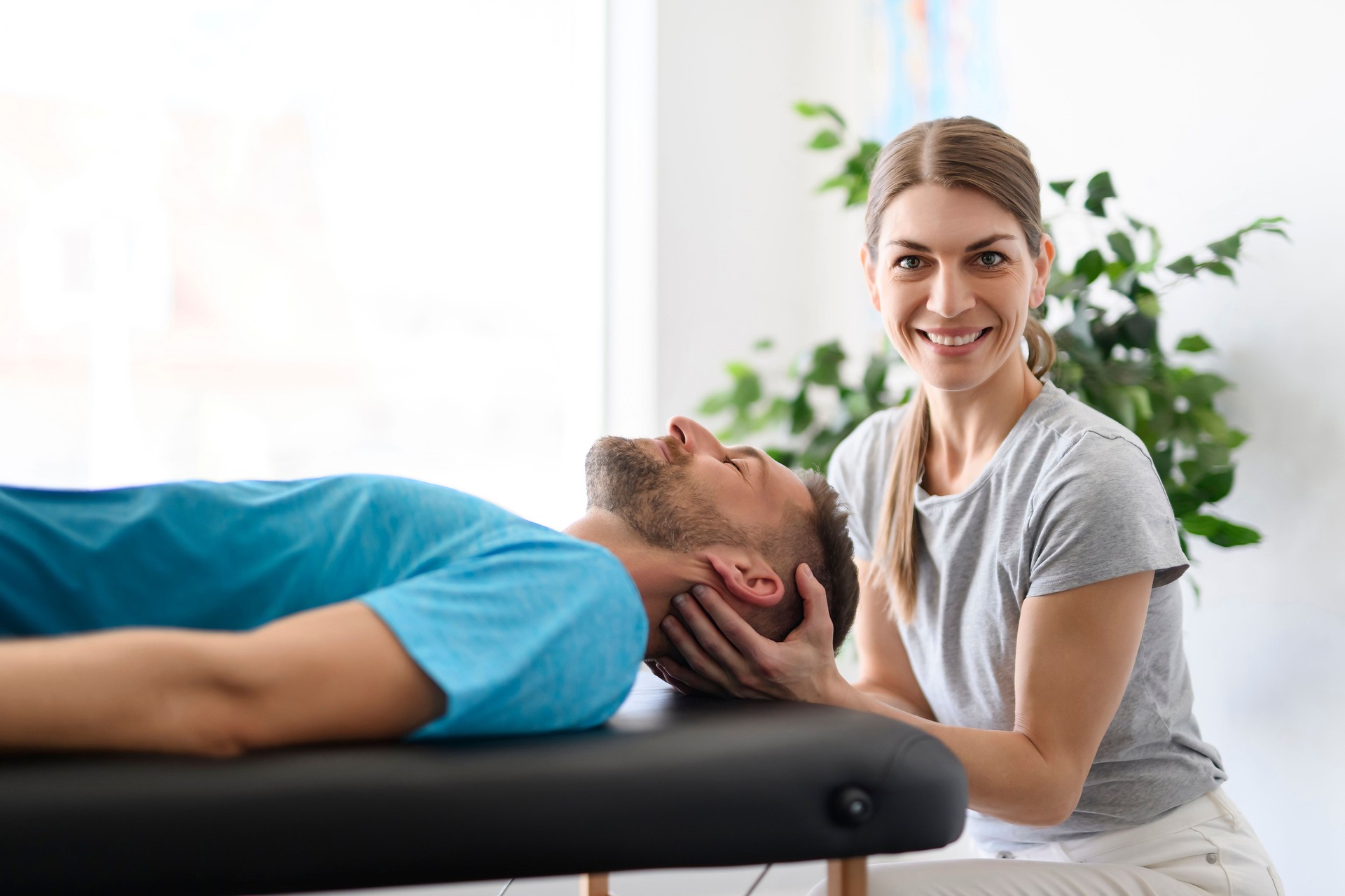 Fisioterapia de rehabilitación moderna mujer trabajadora con hombre cliente tratamiento de cuello