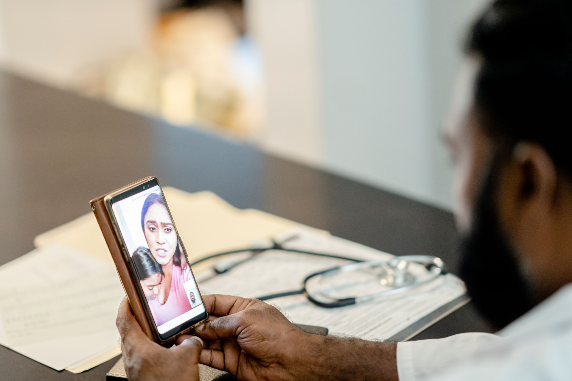 Médico masculino hablando con el paciente a través de video chat