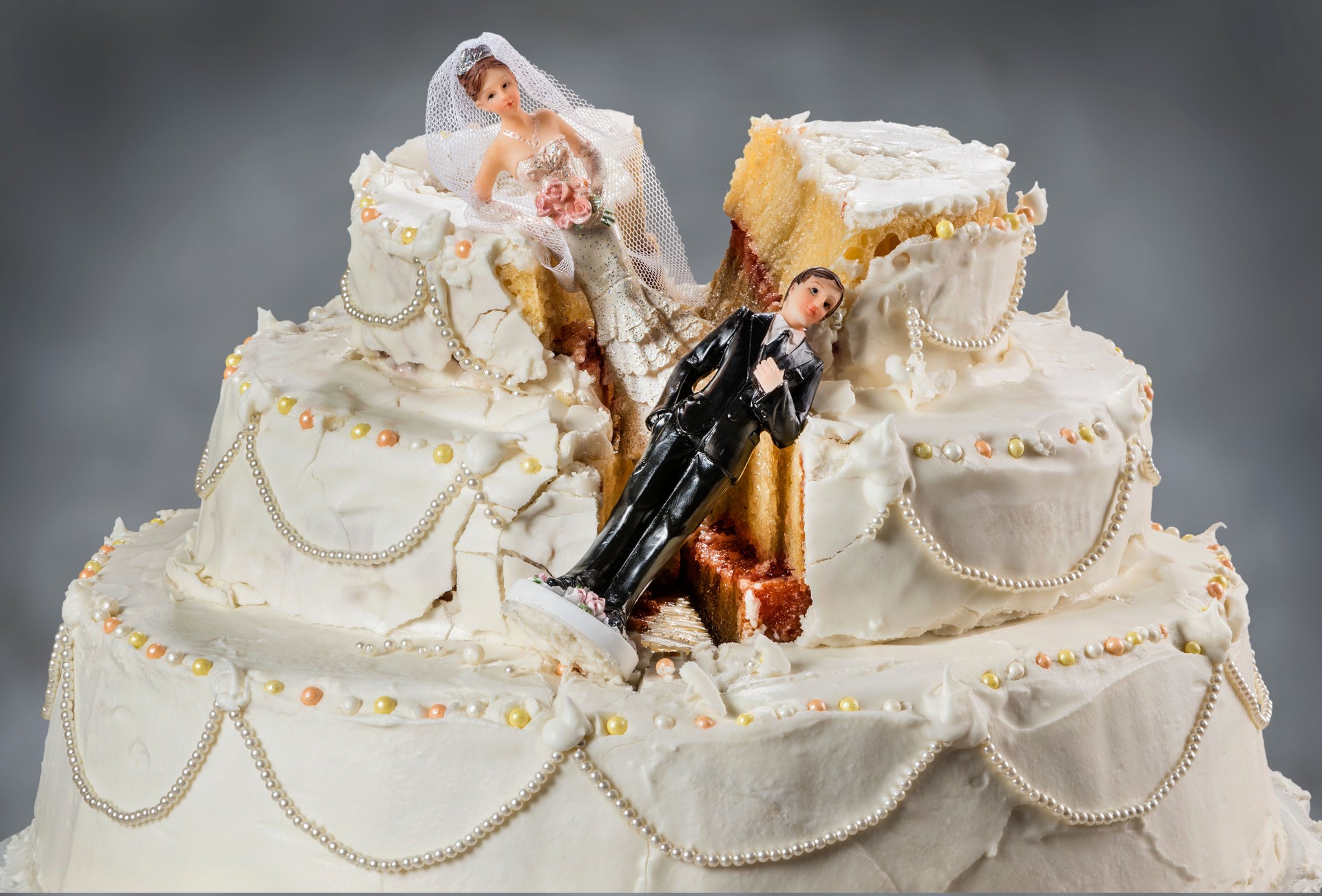 Novia y el novio de figuritas de colapso en cabaña de pastel de bodas