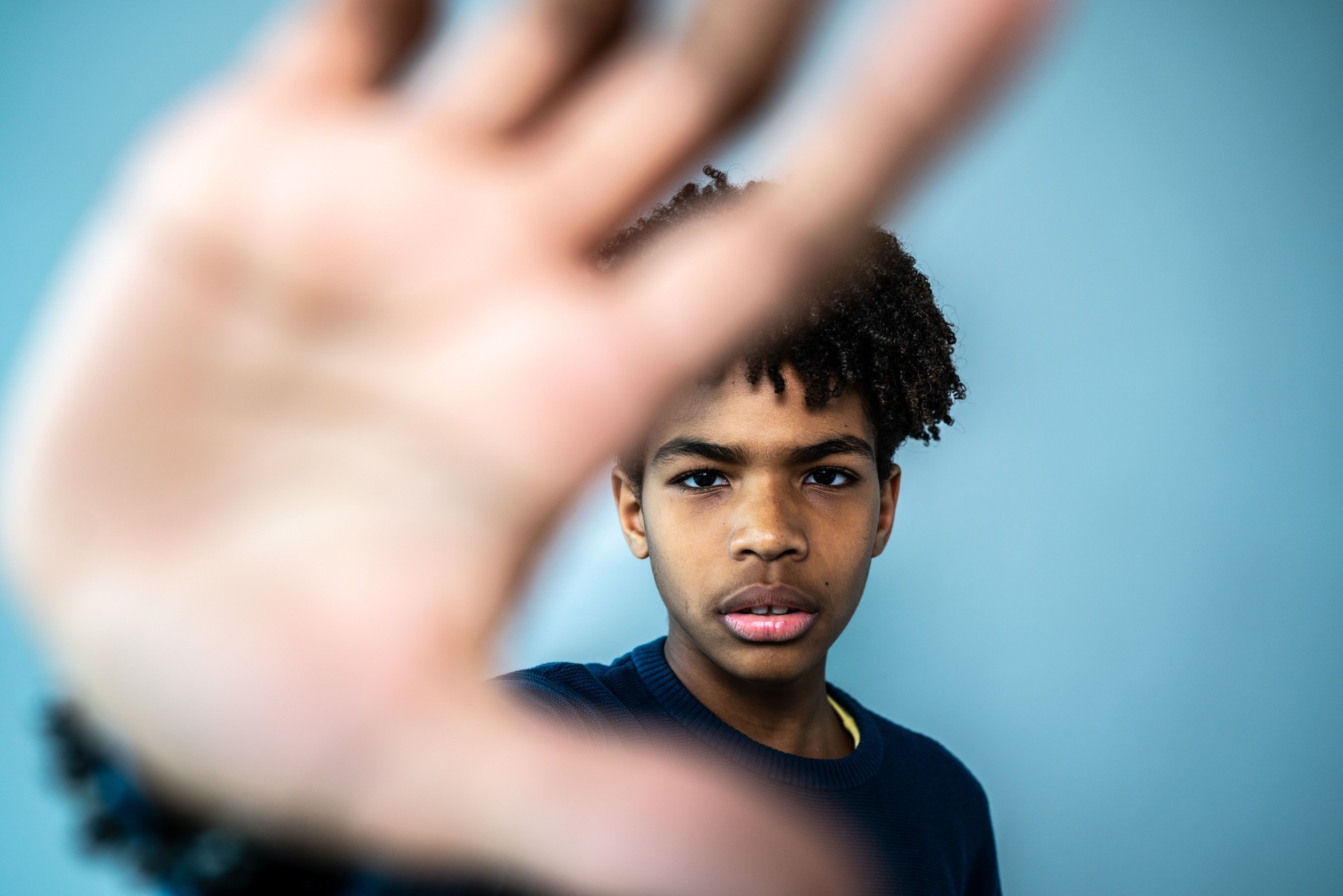 Retrato de un joven siendo acosado