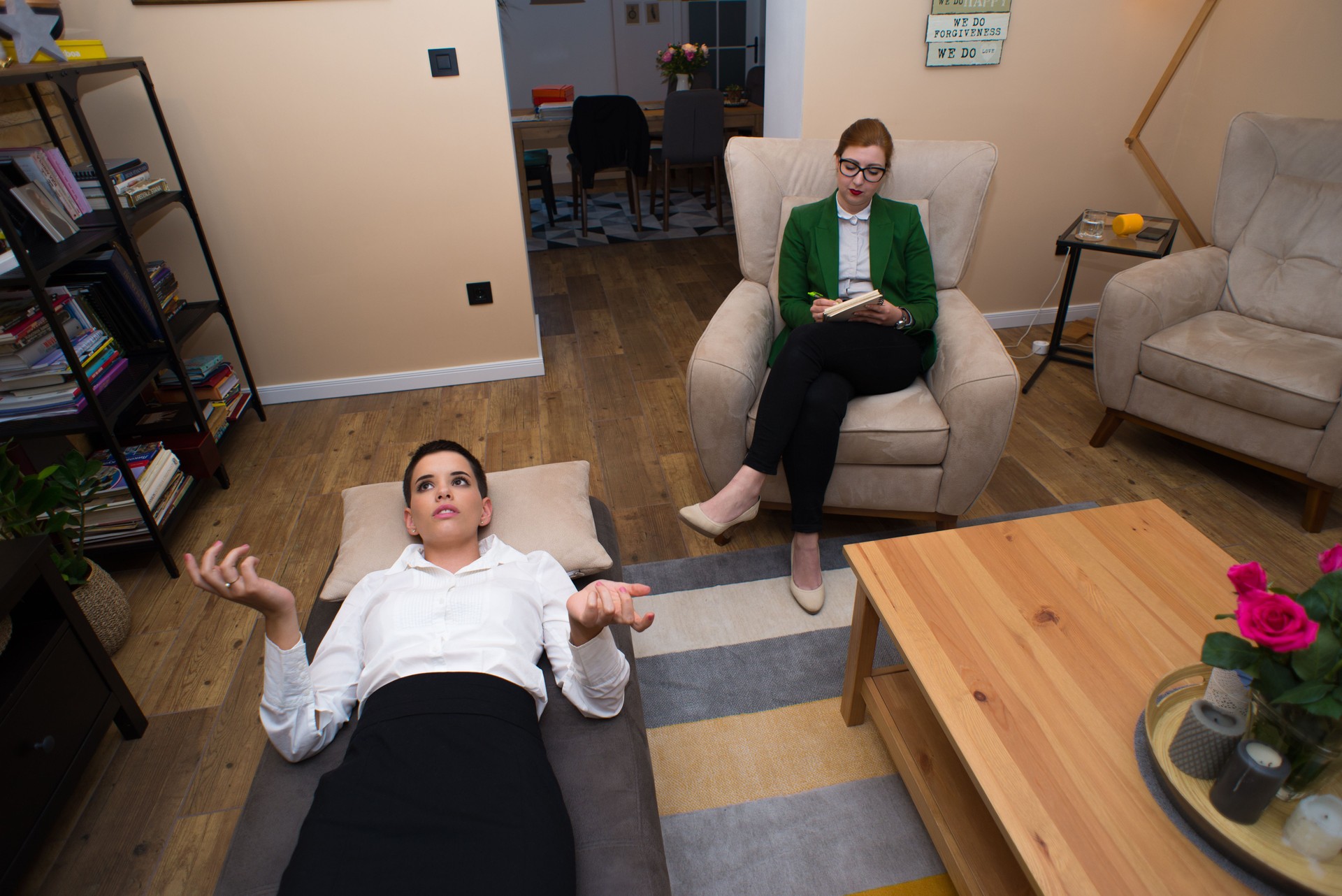 Joven empresaria en la sesión de psicoterapia