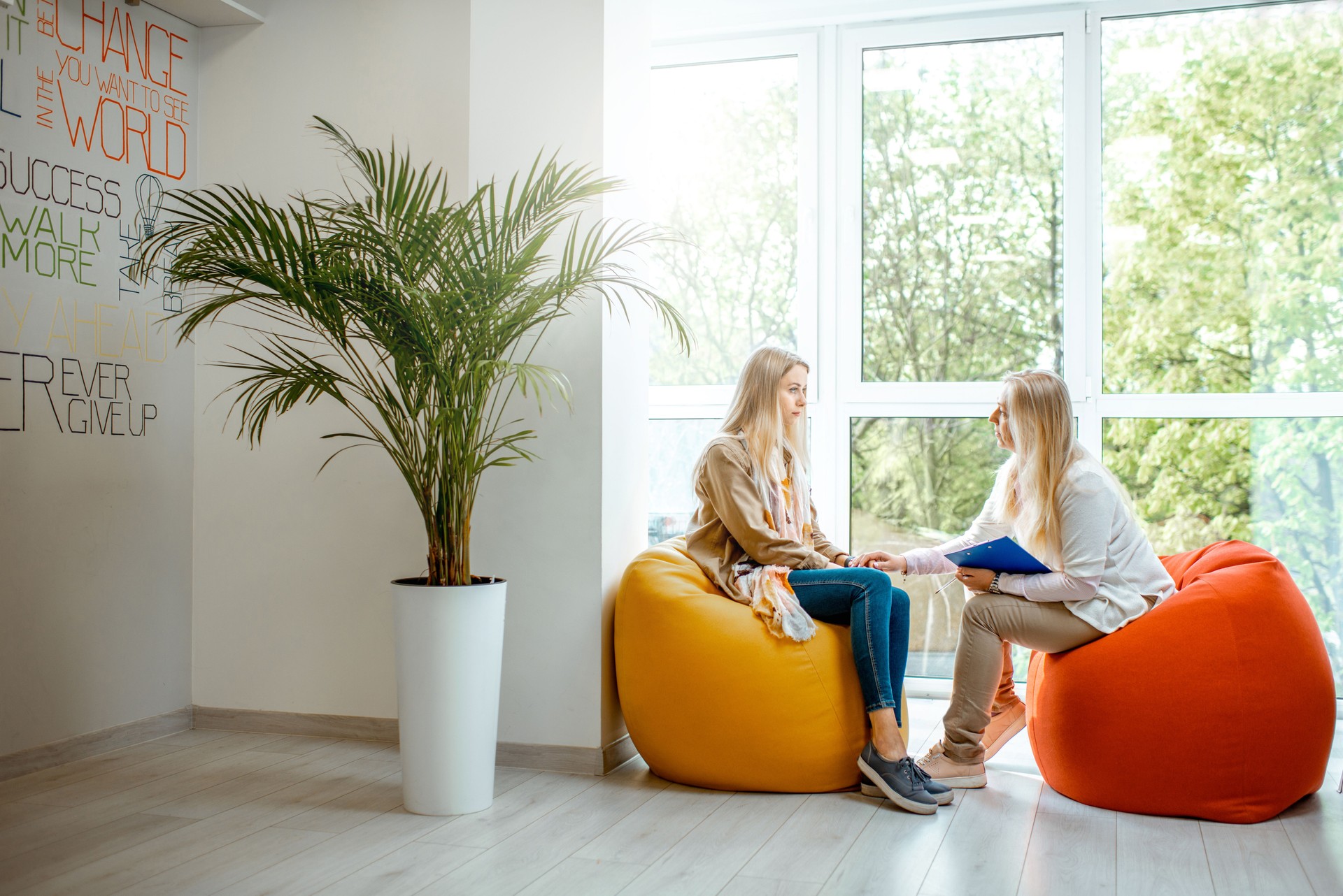 Mujer con psicóloga en la oficina