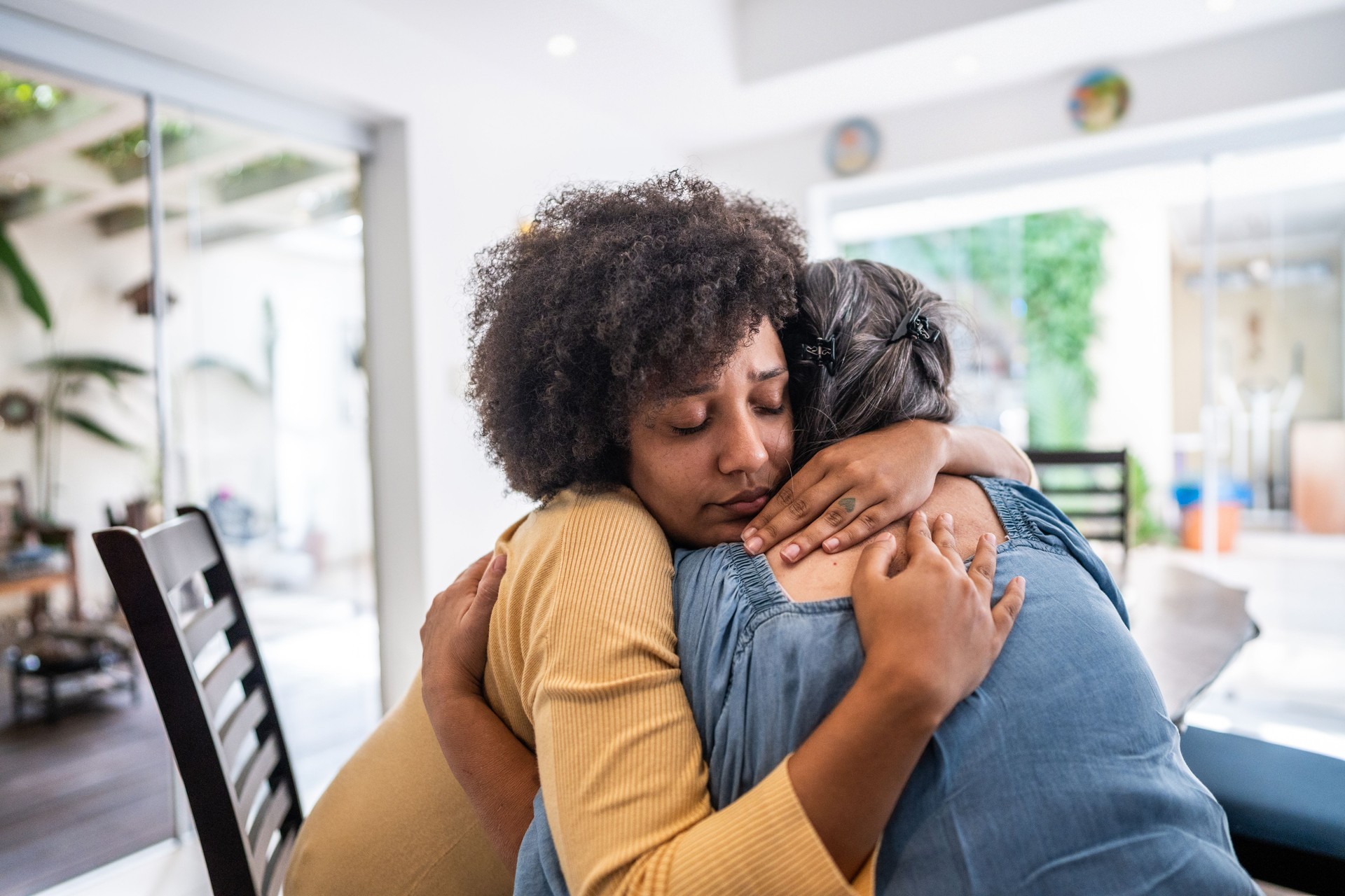 Joven con ansiedad abraza a la mama